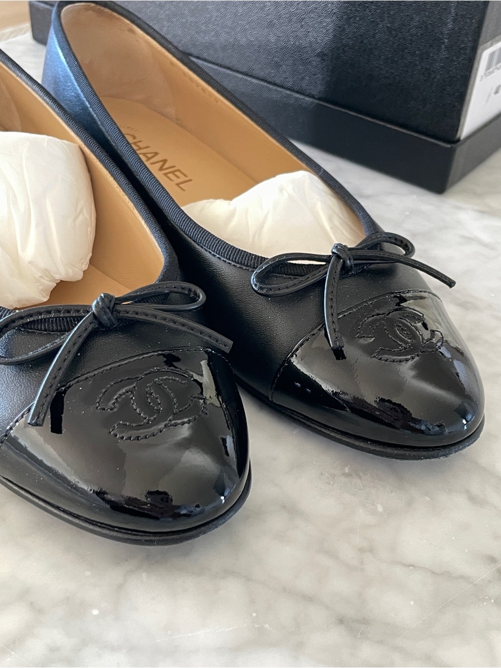 CHANEL Black Leather CC Logo Ballet Flats with Bow - Picture 2 of 10